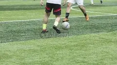 “基恩揭秘：红军球迷的争议之举，对家乡新星阿诺德的非议引发热烈讨论！”