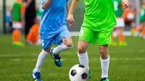 英格兰与美国小组赛0-0平局收场，英美大战以和局落幕，球迷现场嘘声连连