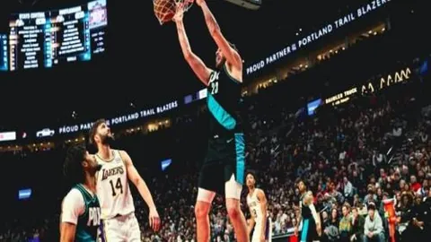 东契奇被誉为“名人堂级球星”，詹姆斯及队友观摩其风采